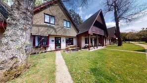 Exterior - With open plan dining and living space equipped modern kitchen and accommodation for up to 7 guests (Hayle)