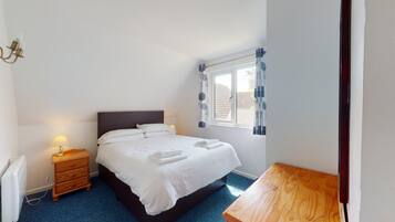 3 bedrooms, iron/ironing board, bed sheets