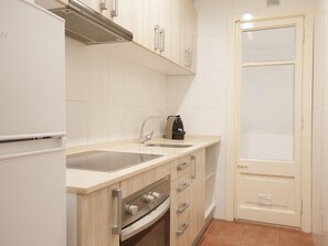 Een koelkast, een microgolfoven, een oven