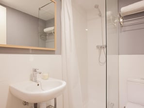 Badewanne, Haartrockner, Handtücher