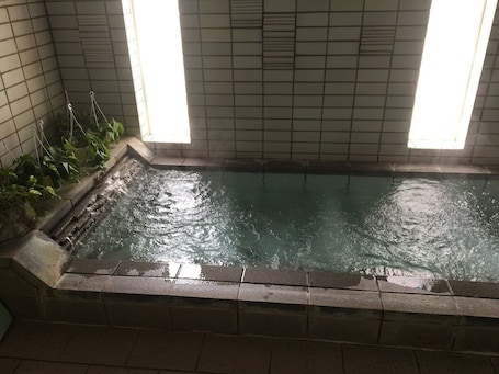 Indoor spa tub