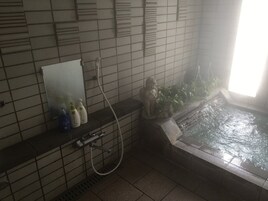 Bañera de hidromasaje cubierta