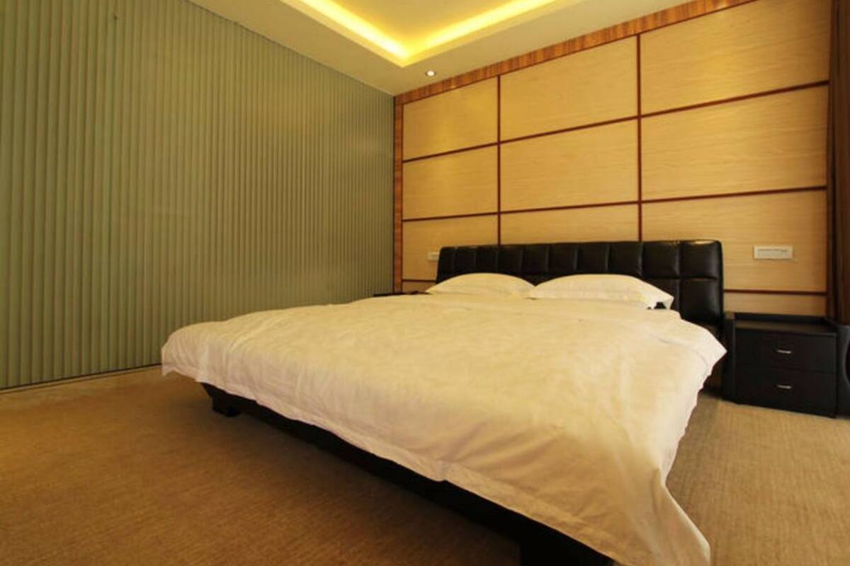 Desk, blackout curtains, free WiFi
