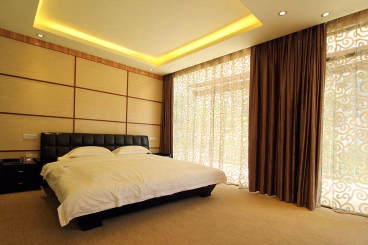 Desk, blackout curtains, free WiFi