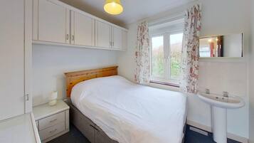 3 bedrooms, iron/ironing board, Internet, bed sheets