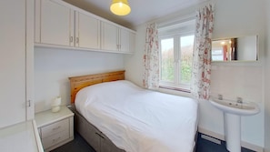 3 bedrooms, iron/ironing board, internet, bed sheets