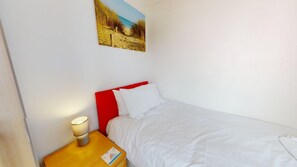 3 quartos, ferros/tábuas de passar roupa, acesso à internet