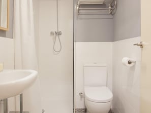 Baignoire, sĂšche-cheveux, serviettes fournies