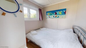 1 habitación, tabla de planchar con plancha y ropa de cama 