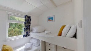 1 slaapkamer, een strijkplank/strijkijzer, internet, beddengoed
