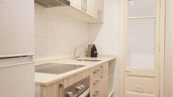 Réfrigérateur, micro-ondes, cafetiÚre/bouilloire