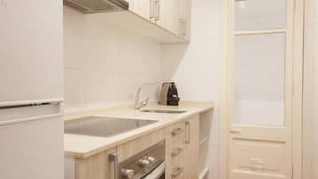 Kühlschrank, Mikrowelle, Wasserkocher mit Kaffee-/Teezubehör