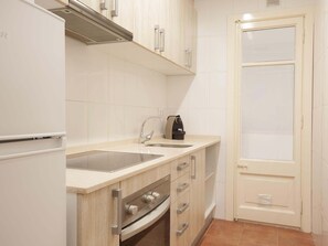 Kühlschrank, Mikrowelle, Wasserkocher mit Kaffee-/Teezubehör