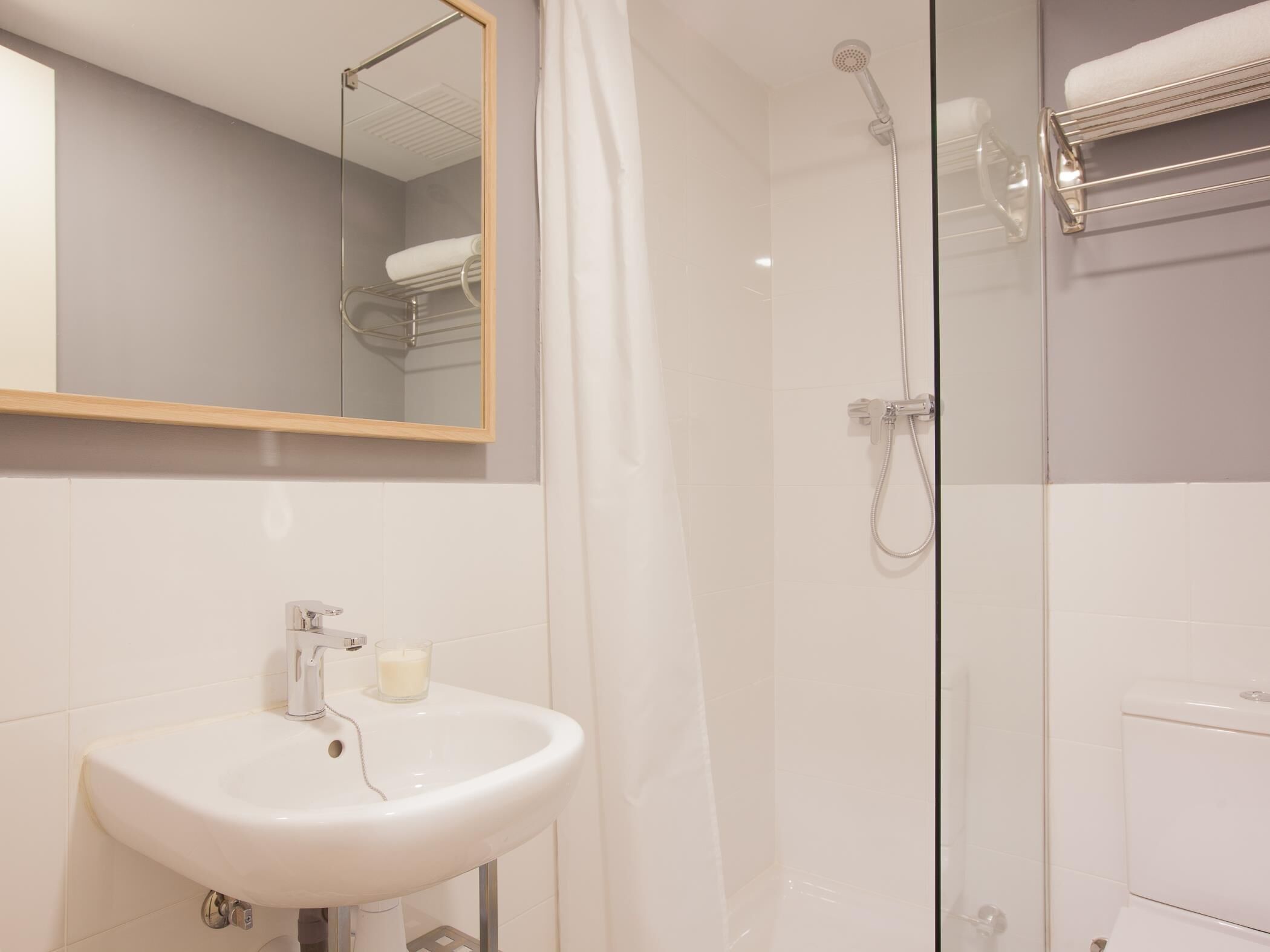 Bañera, secador de pelo, toallas