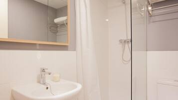 Bañera, secador de pelo, toallas