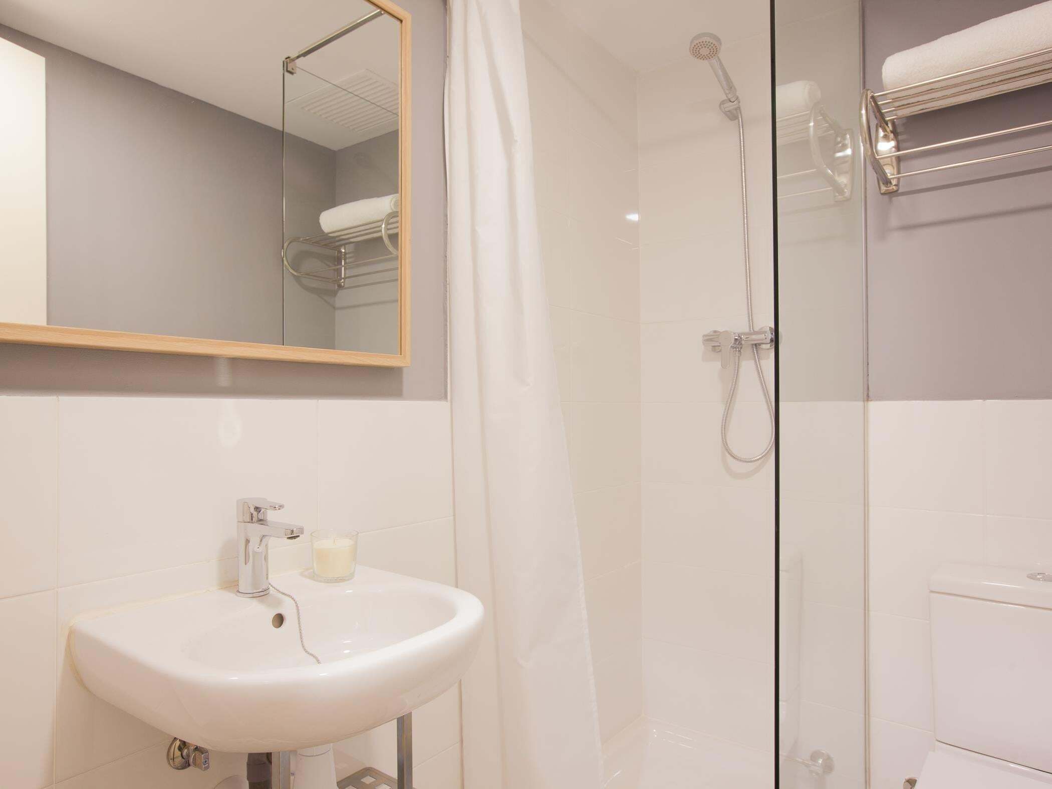 Badewanne, Haartrockner, Handtücher
