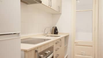 Refrigerador, microondas, cafetera y tetera y utensilios de cocina