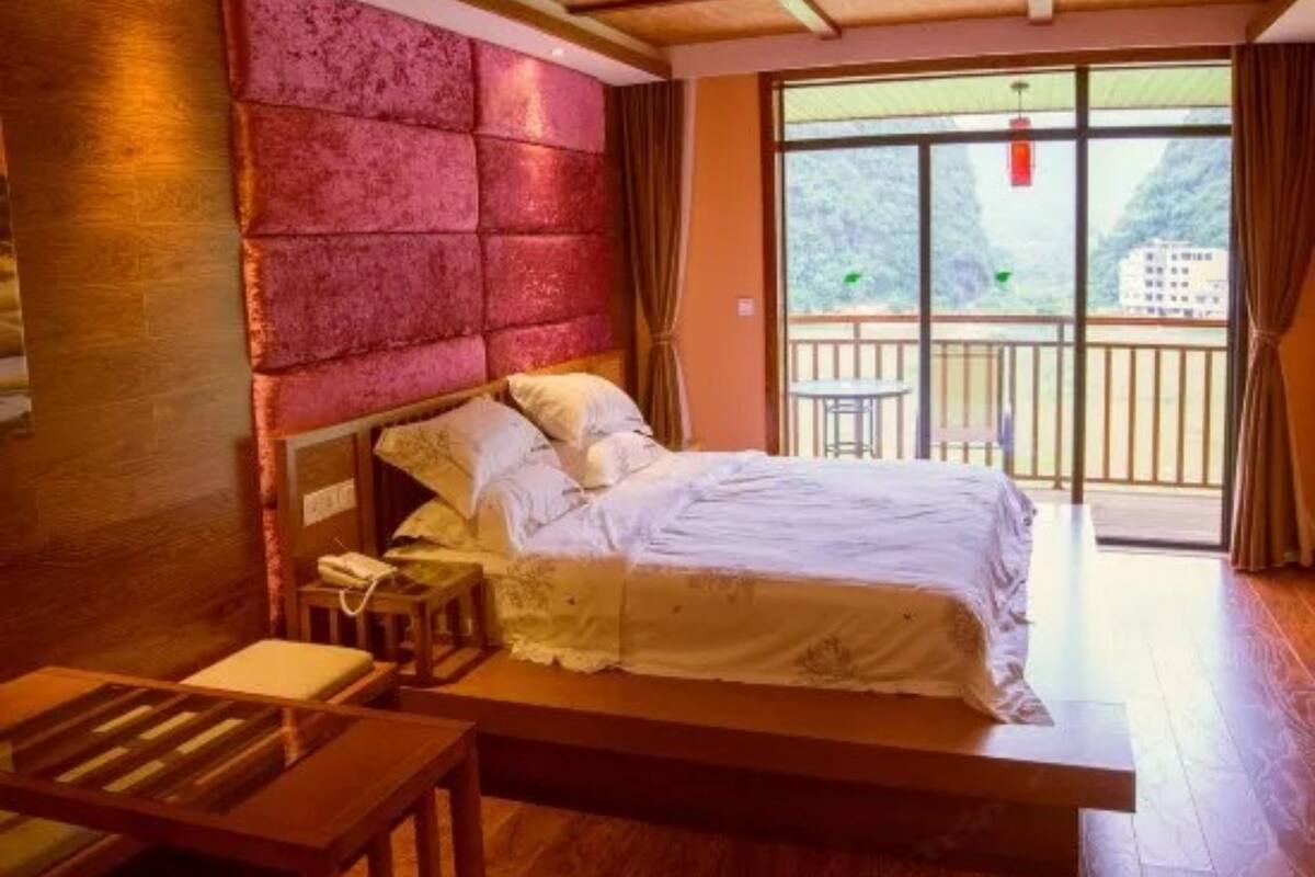 Desk, blackout curtains, soundproofing, free WiFi