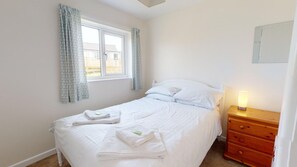 3 bedrooms, iron/ironing board, internet, bed sheets