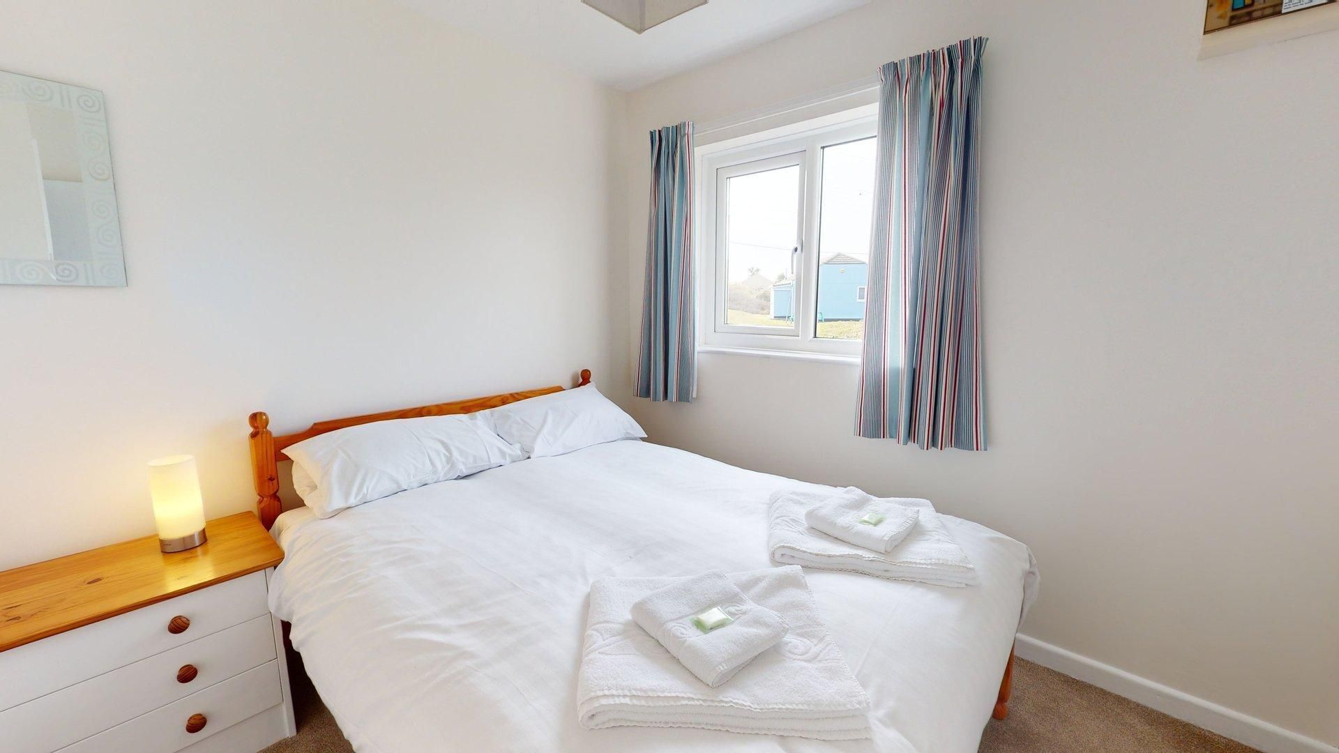 3 bedrooms, iron/ironing board, internet, bed sheets