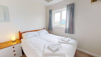 3 bedrooms, iron/ironing board, internet, bed sheets