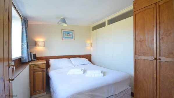 1 bedroom, iron/ironing board, Internet, bed sheets