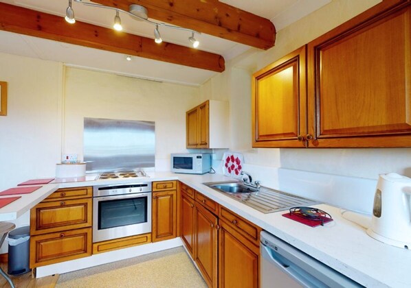 Kylskåp, mikrovågsugn, ugn och spishäll