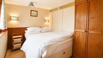 2 bedrooms, iron/ironing board, Internet, bed sheets