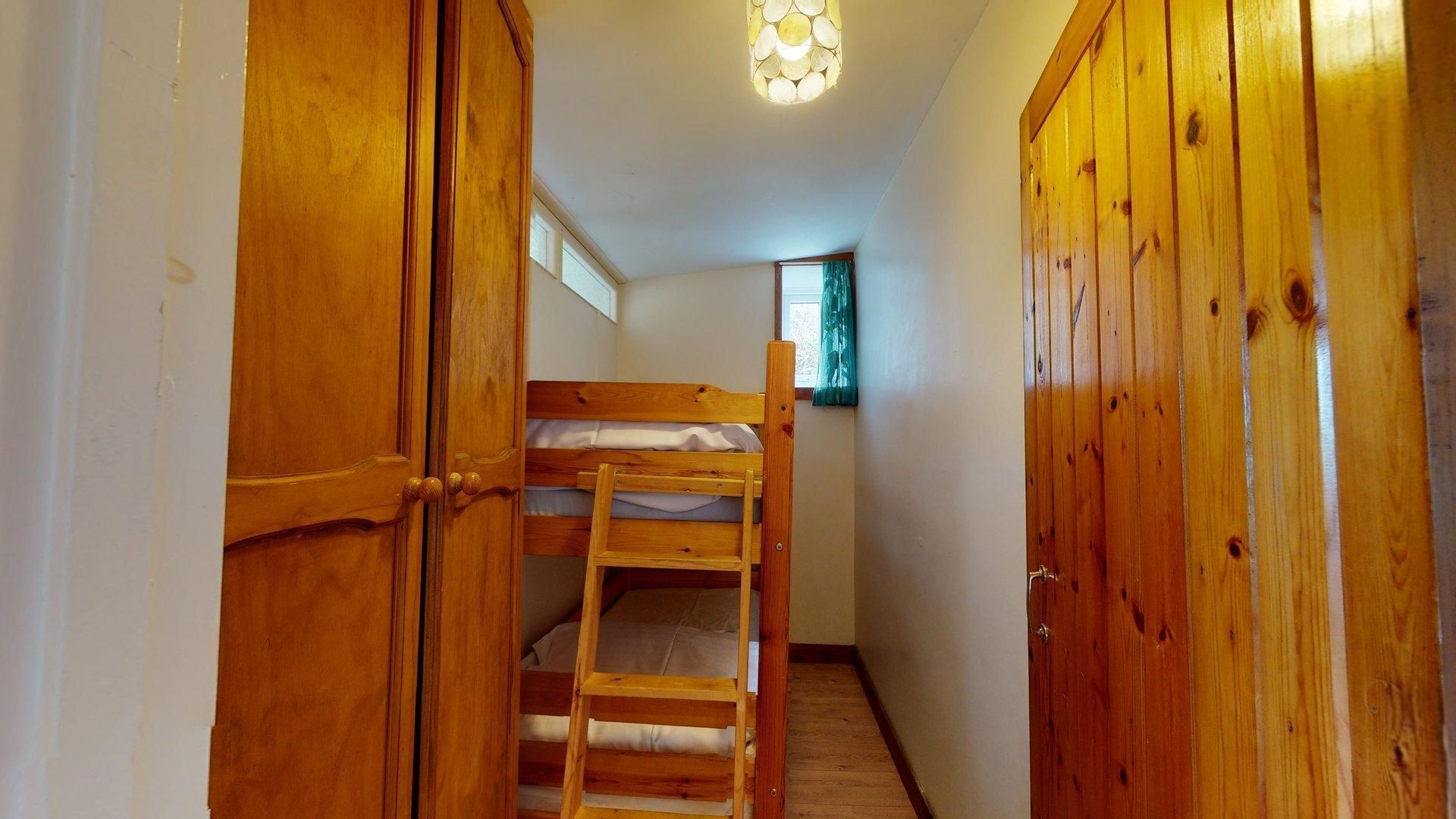 2 habitaciones, tabla de planchar con plancha, internet y ropa de cama 