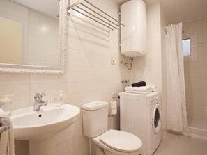 Badewanne, Haartrockner, Handtücher
