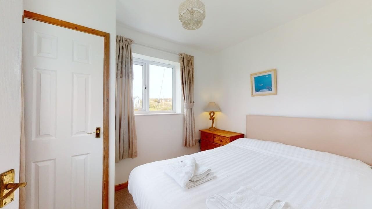 3 makuuhuonetta, silitysrauta/-lauta, vuodevaatteet, pääsy pyörätuolilla