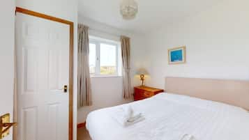 3 makuuhuonetta, silitysrauta/-lauta, vuodevaatteet, pääsy pyörätuolilla