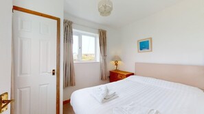 3 bedrooms, iron/ironing board, bed sheets, wheelchair access