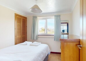 3 bedrooms, iron/ironing board, Internet, bed sheets