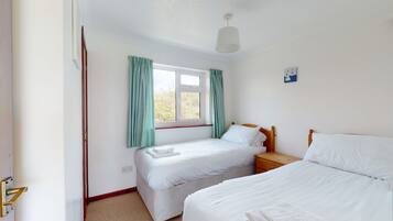 1 makuuhuone, silitysrauta/-lauta, vuodevaatteet