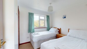 1 habitación, tabla de planchar con plancha y ropa de cama