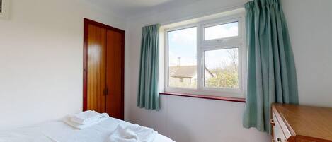 1 dormitorio, tabla de planchar con plancha, ropa de cama