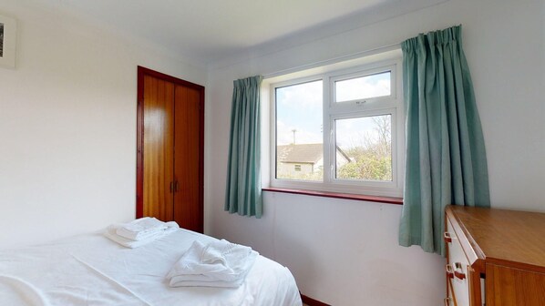 3 bedrooms, iron/ironing board, bed sheets, wheelchair access