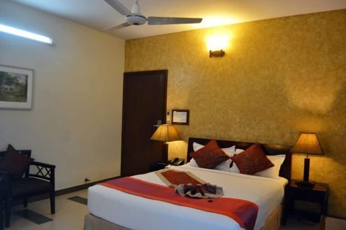 In-room safe, desk, laptop workspace, blackout drapes