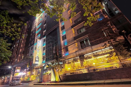 住宿正面 - 傍晚/夜晚