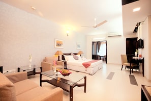 Superior Double Room | In-room safe, desk, laptop workspace, blackout drapes