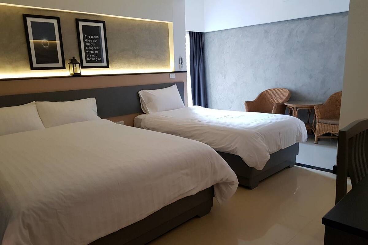 三人房 | 低過敏寢具、獨特裝潢、書桌、遮光布/窗簾