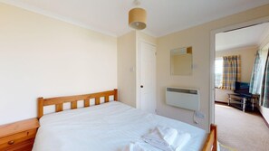 3 soverom, strykejern/-brett, internettilgang og sengetøy