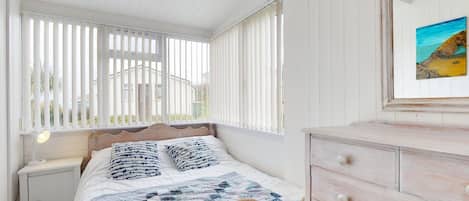 3 habitaciones, tabla de planchar con plancha, internet y ropa de cama