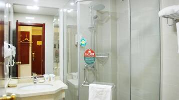Regadera, amenidades de baño gratuitas, secadora de cabello, pantuflas