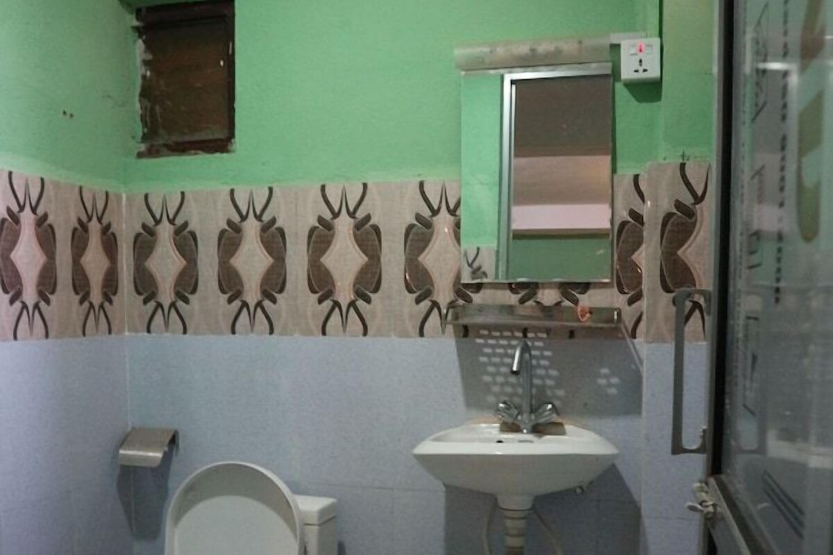 Un baño pequeño con inodoro, lavabo y espejo.