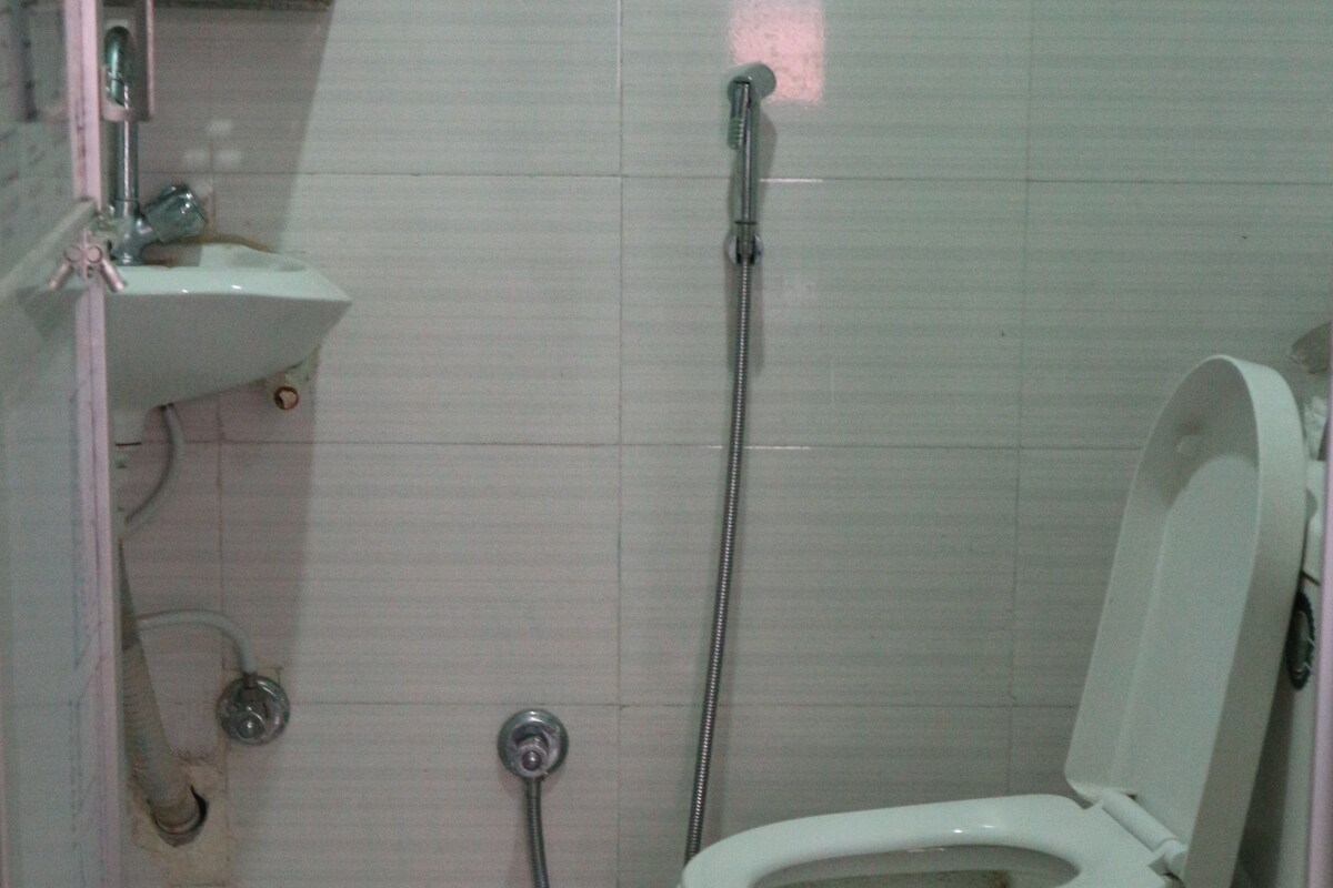 Bathroom | Shower, free toiletries, towels