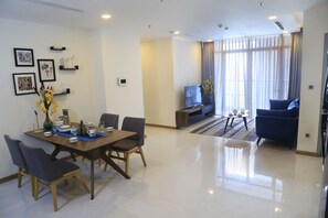 Luxury-Apartment, 2 Schlafzimmer, Flussblick | Hochwertige Bettwaren, Minibar, Schreibtisch, Verdunkelungsvorhänge