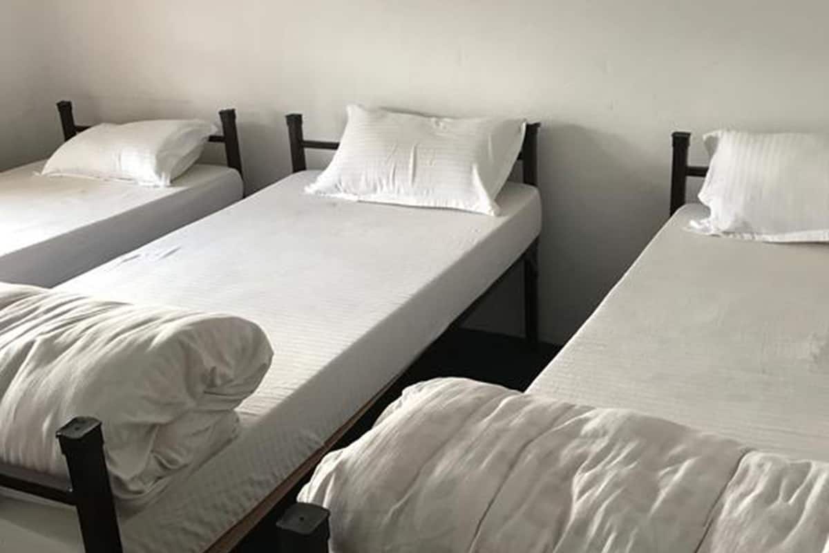 Habitación básica | Escritorio, tabla de planchar con plancha y wifi gratis