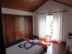 2 chambres, fer et planche à repasser, Wi-Fi, draps fournis